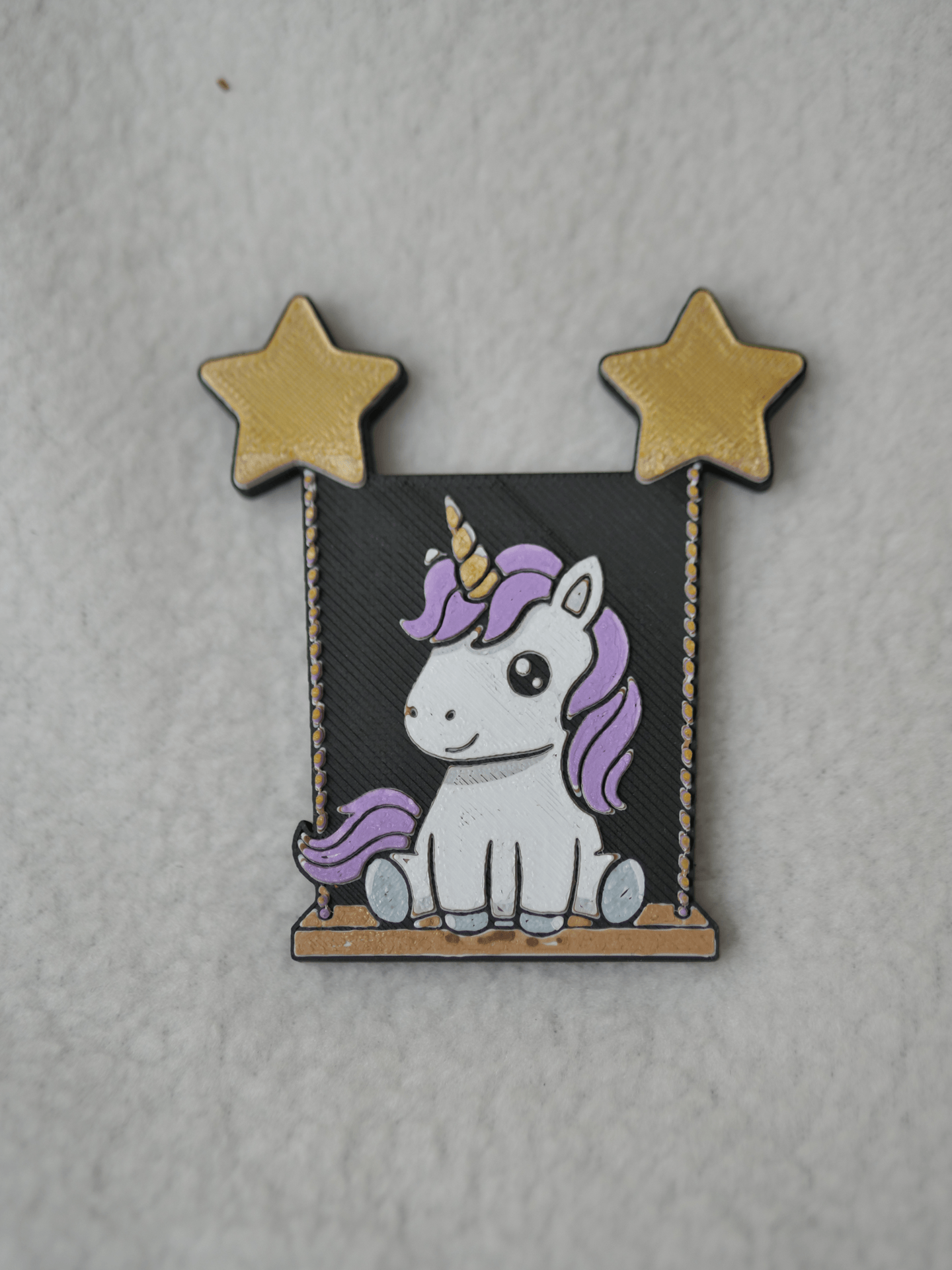 Einhorn auf Schaukel Pinwandmagnet – 3D-gedruckt, 70x60mm, Coldfinger 3D
