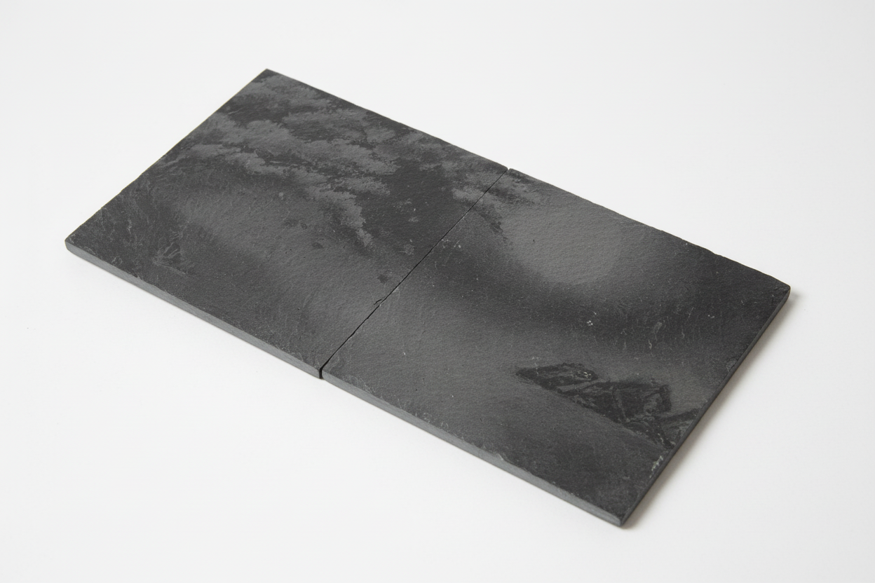 Schiefer-Untersetzer Set Berglandschaft – Lasergravur, zwei Platten nebeneinander auf weißem Hintergrund