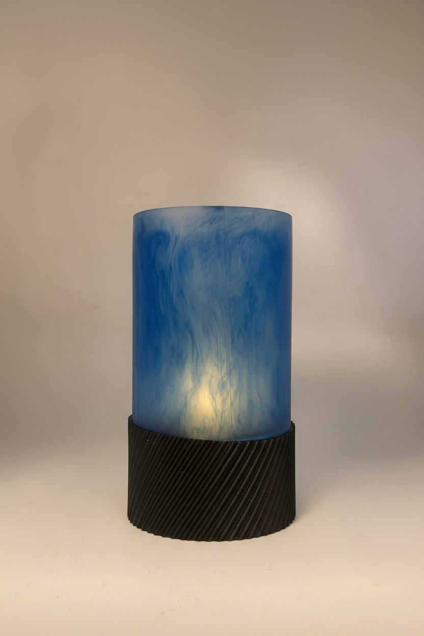 Teelichthalter mit blauem Epoxidharz-Zylinder und schwarzer PLA-Basis vor neutralem Hintergrund